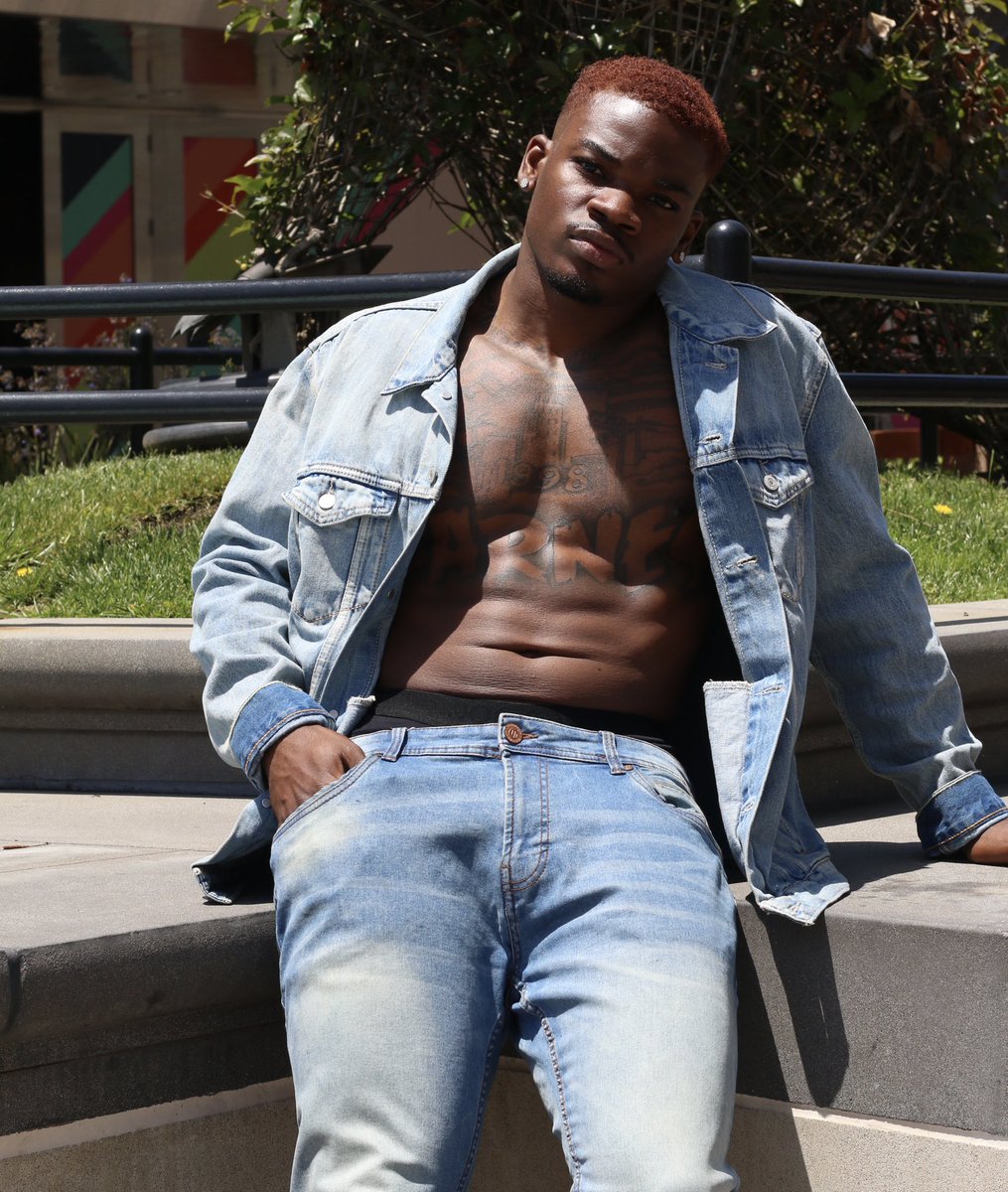Kinglonnn's tweet photo. Recap From This Weekends Photoshoot| Modeling Portfolio link in bio❗️ #letswork #losangeles #modeling 

What brand can you see on me? https://t.co/2dSyTCq46R