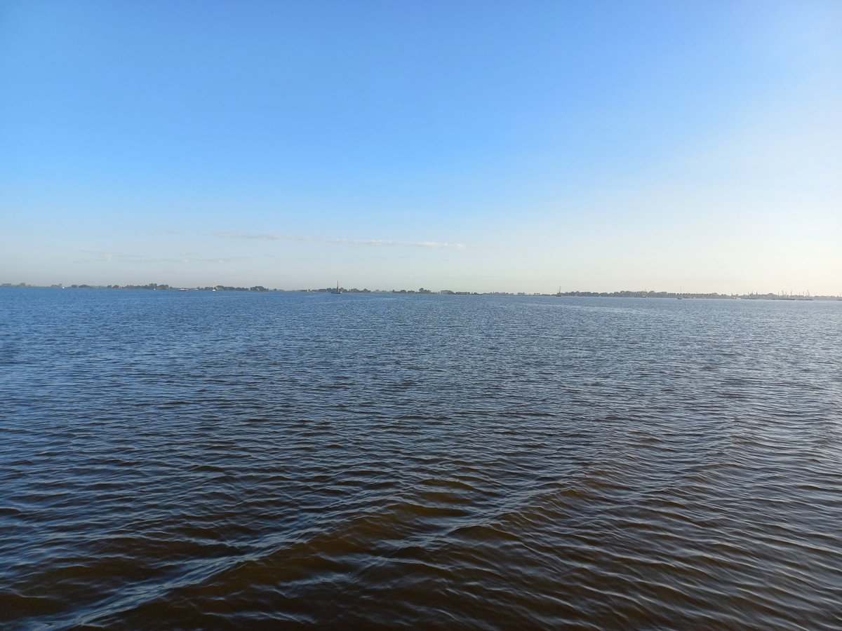 Luckylokkie's tweet photo. Nu nog rustig op het Heegermeer, waar straks de skûtsjes hun wedstrijd gaan zeilen. Komt u kijken? Blijf buiten het wedstrijdwater #ifks23 https://t.co/8YGE4GFaLq