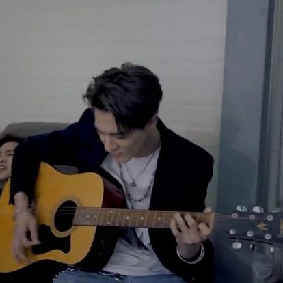 ltyomic's tweet image. #nomin au┆together.

donde jaemin quiere deshacerse de un admirador y decide pedirle a jeno, el guapo y popular guitarrista de la universidad, iniciar una relación falsa.