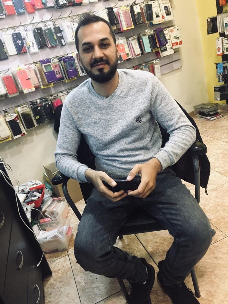 بظروف غامضة، اختفى المواطن أنطوني كرم، الإثنين الماضي، بعد خروجه من محله التجاري الكائن في منطقة جل الديب، وتوجهه حاملاً بيده آلة العود التي اعتاد على العزف عليها باتجاه أوتوستراد جل الديب.
يرجى ممن شاهده أو يعرف عنه أي شيء، التواصل على الأرقام التالية: 76489559 / 76508629