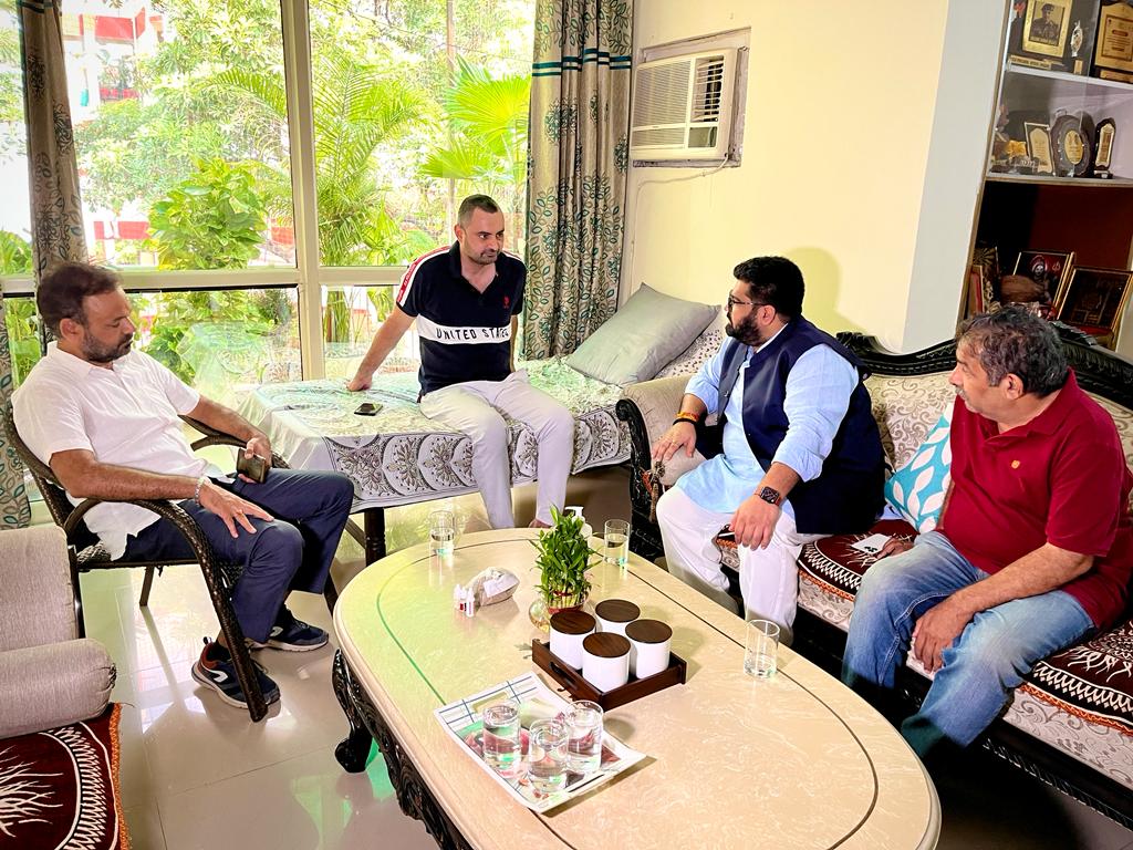 Kartiksharmamp's tweet photo. Today I visited the Gurugram residence of the Haryana Police DSP, Mr. Sajjan Dalal, to inquire about his well-being. He got injured while on duty during the recent unfortunate incident of Nuh. https://t.co/aL9pVF7qdu