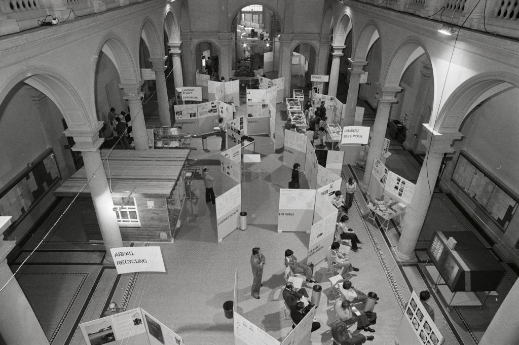 Vor bald 50 Jahren fand die eindrückliche Ausstellung 'Umdenken - Umschwenken' im Hauptgebäude der @ETH statt. #ClubofRome
Heute im #Blog #Crowdsourcing #WerWeissMehr
doi.org/10.35016/ethz-…