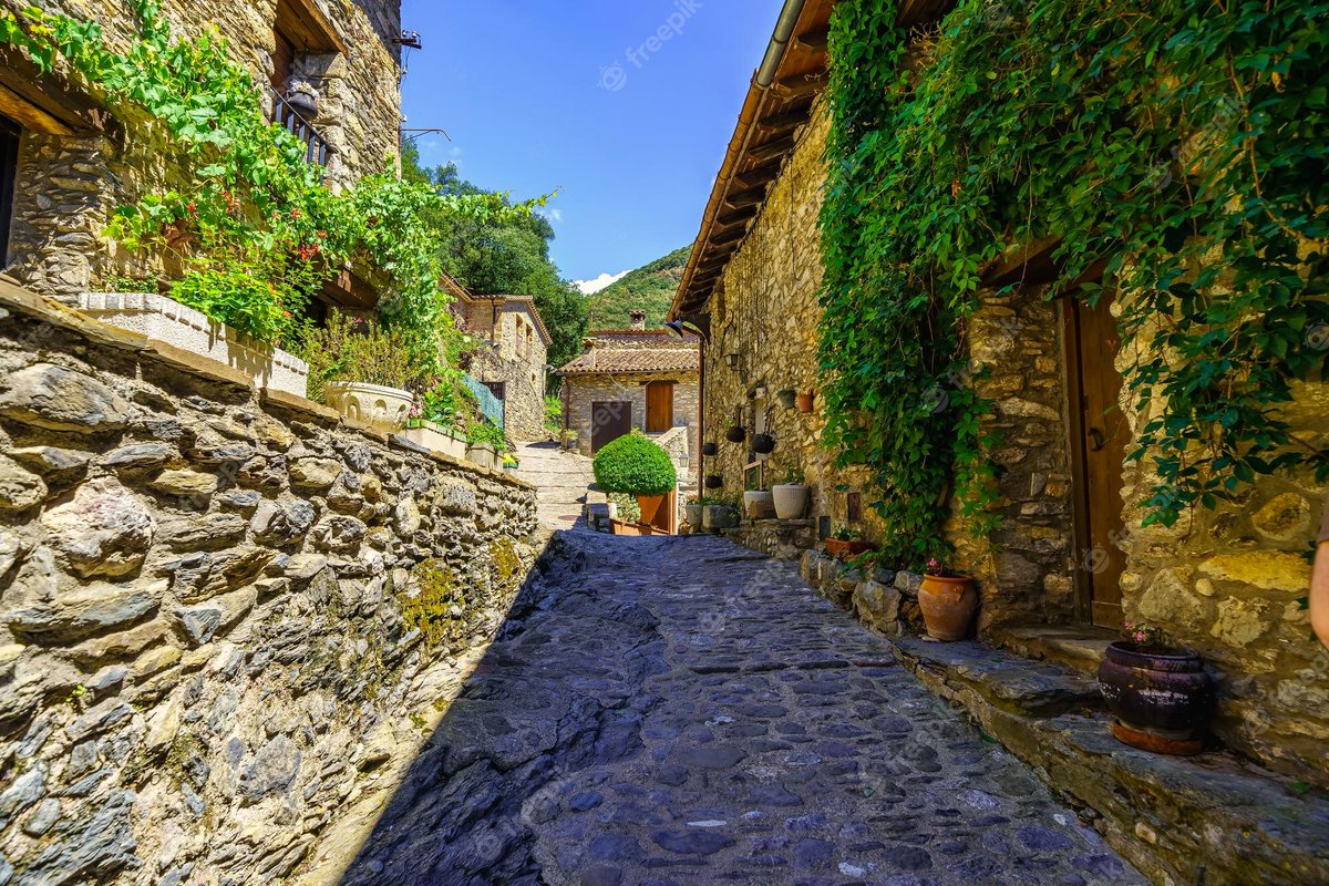 LosPueblosmbe's tweet photo. Nos acercamos a Beget, (Girona) con poco más de 20 habitantes, ha mantenido su esencia durante muchas generaciones. El empedrado de las calles, suben por las paredes de las casas y se mezcla con el paisaje que lo rodea. Belleza en estado puro que transmite paz a cada paso. https://t.co/HL6NIGqRsa