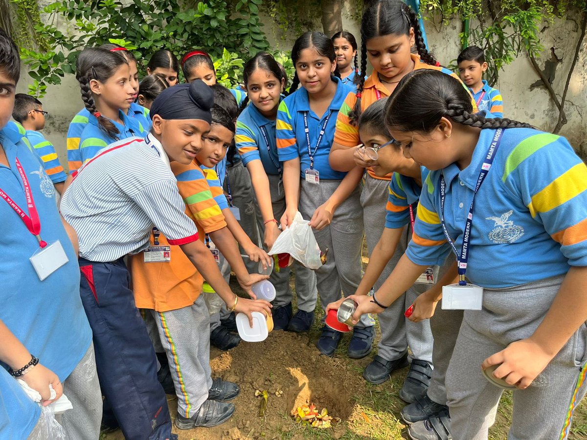 MamtaModernSSS's tweet photo. Mamta Modernities 🙍🧑🦰 of Class VI observed Akshay Urja Diwas to raise awareness about the development and importance of Renewable Energy.
#compostmaking🧑🌾
#turnspoiltosoil🌾🏵️
#lesscontamination🏞️
#greenenergy🏕️
#sustainableenergy🪴🌳 https://t.co/USZrB2xkrv