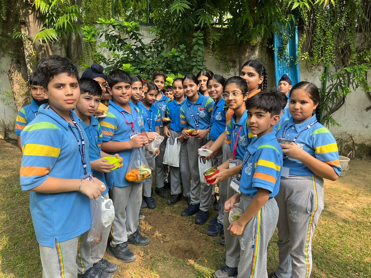 MamtaModernSSS's tweet photo. Mamta Modernities 🙍🧑🦰 of Class VI observed Akshay Urja Diwas to raise awareness about the development and importance of Renewable Energy.
#compostmaking🧑🌾
#turnspoiltosoil🌾🏵️
#lesscontamination🏞️
#greenenergy🏕️
#sustainableenergy🪴🌳 https://t.co/USZrB2xkrv