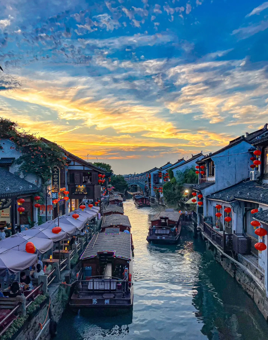 Tranquil canals, ancient bridges, and timeless beauty. What a splendid Suzhou's charm. 🌸 #SuzhouBeauty #TranquilCharm #WaterwayWonders'