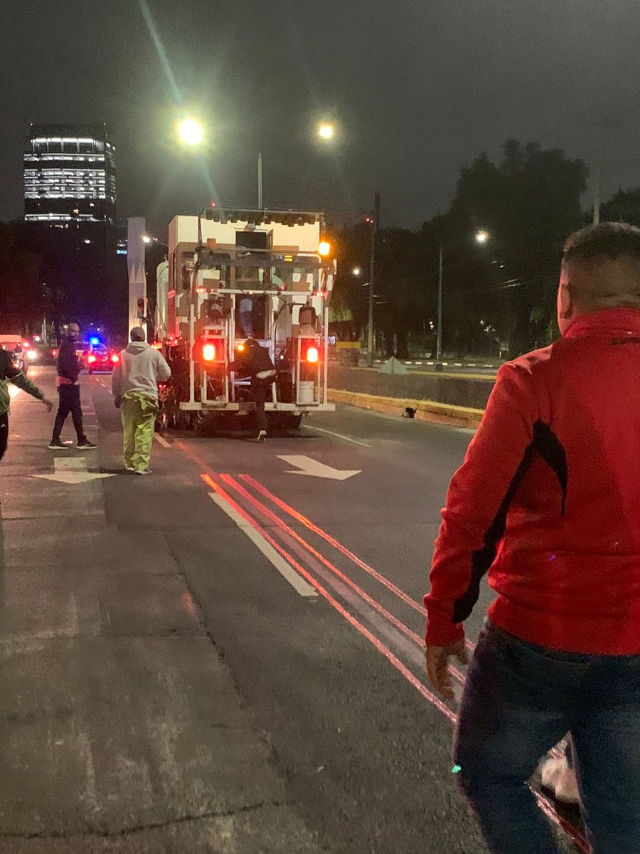 MaratonCDMX's tweet photo. ¡Inicia el balizamiento de la ruta del Maratón de la Ciudad de México Telcel! ¿Ya están listos? 

El lunes será un amanecer con las tres franjas en 42.195 Kms. 

#MaratónCDMX2023 https://t.co/W7XpHqeAUL