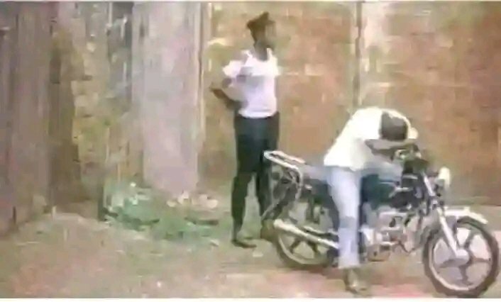 zazzy240's tweet photo. I told her never to pay me a surprised visit she no wan hear
Now she don carry bike come and she no get money to pay the bike Man 
And I'm not around 😏 https://t.co/AOd4vjuDjC