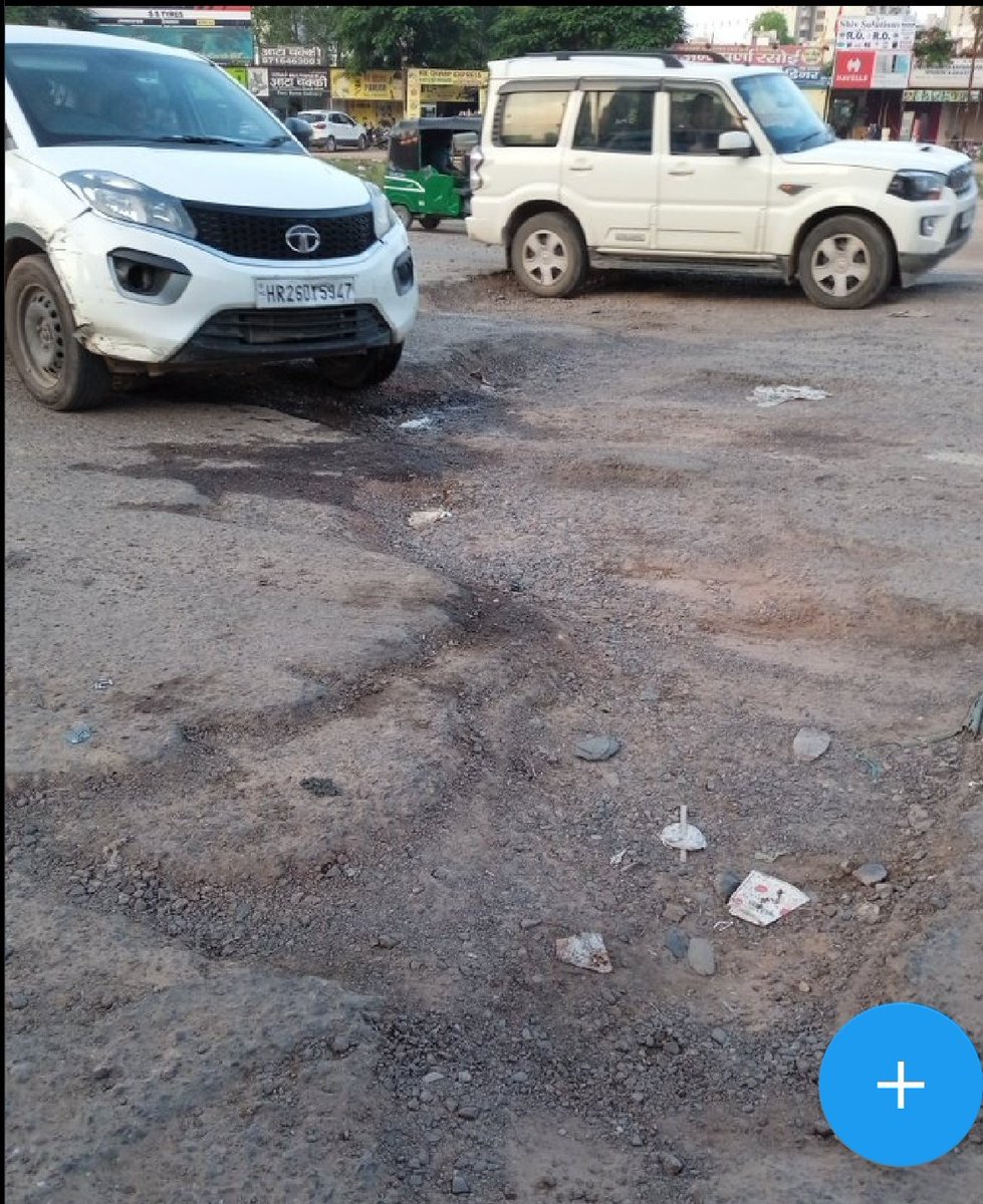nitigya's tweet photo. @mlkhattar @ElvishYadav bhai, CM @mlkhattar @cmohry sahab se #Gurugram ki sadkein thik karwane ki sifarish bhi kar do zara. Tumhari to sun lenge, gaddhe ab khaai banne lage hain https://t.co/1NIL91YxtS