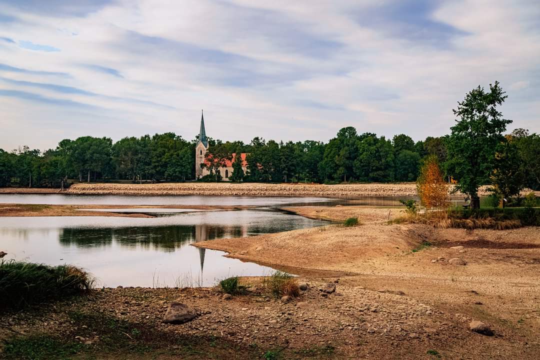 Ingrida_Avotina's tweet image. Kad Pļaviņu HESā ir pazemināts ūdens līmenis, Daugavas krastos  jūtama senatnes aura.

No 14. augusta līdz 29. septembrim Pļaviņu HES ūdenskrātuvē būs pazemināts ūdens līmenis.  Izmantojiet šo laiku, lai iepazītu jaunas ainavas Daugavas krastos.
