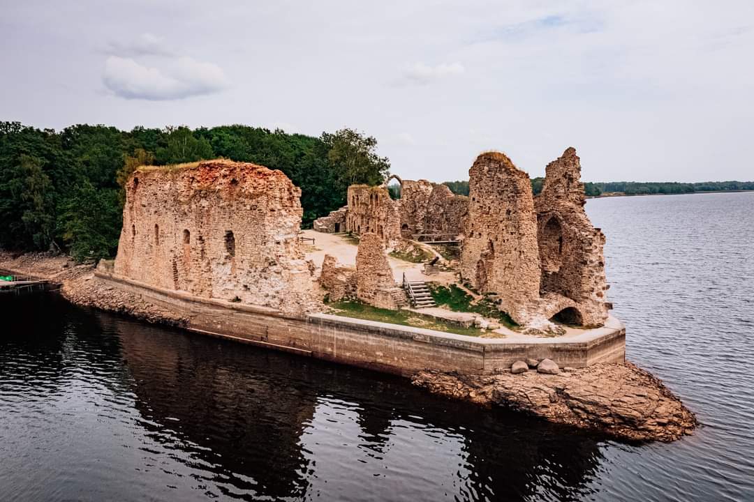 Ingrida_Avotina's tweet image. Kad Pļaviņu HESā ir pazemināts ūdens līmenis, Daugavas krastos  jūtama senatnes aura.

No 14. augusta līdz 29. septembrim Pļaviņu HES ūdenskrātuvē būs pazemināts ūdens līmenis.  Izmantojiet šo laiku, lai iepazītu jaunas ainavas Daugavas krastos.