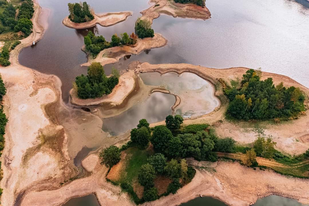 Ingrida_Avotina's tweet image. Kad Pļaviņu HESā ir pazemināts ūdens līmenis, Daugavas krastos  jūtama senatnes aura.

No 14. augusta līdz 29. septembrim Pļaviņu HES ūdenskrātuvē būs pazemināts ūdens līmenis.  Izmantojiet šo laiku, lai iepazītu jaunas ainavas Daugavas krastos.