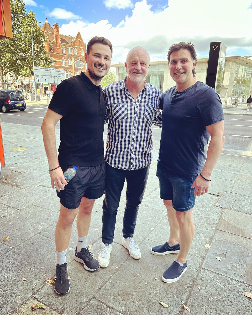 AngeloTriandos's tweet photo. Just another day in Good Old London Town bumping into some Soccer (or I should say ‘Football’) Royalty …
💚💛🇦🇺⚽️

#socceroos #london #headcoach 
#travel #travelabroad #angelotriandos #triandostravel https://t.co/Y7AkGqxnTS