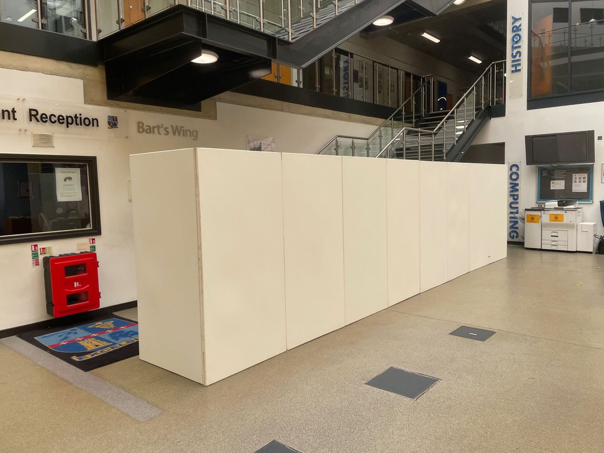 ExhibitionWalls's tweet photo. Classic column shape we built up here using 8 panels across the front and one at 90 degrees on each end to stabilise. https://t.co/FZJPYZuj5i