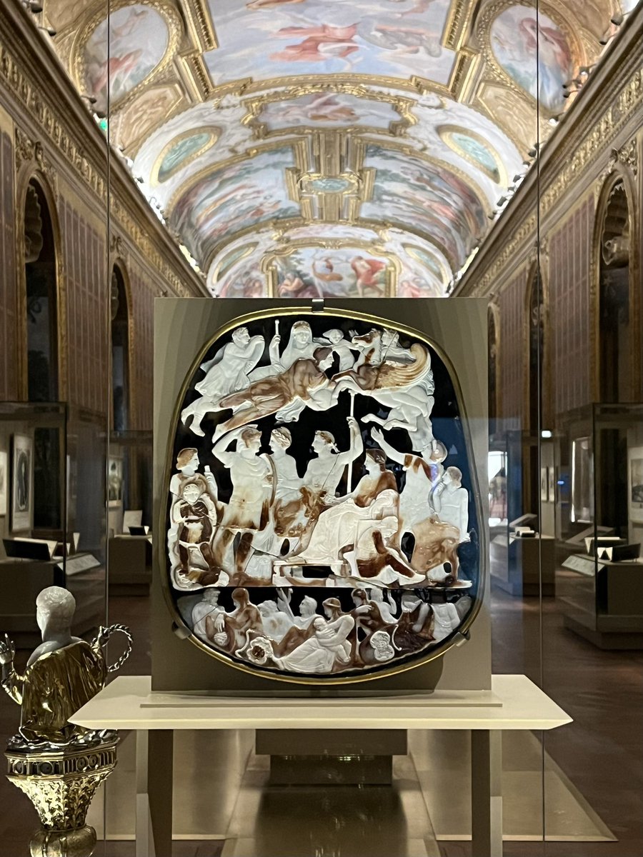 Le Grand Camée de France, pièce antique romaine (datée de vers 23 ap. J.-C.), merveilleusement présenté dans la galerie Mazarin de la <a href="/laBnF/">La Bibliothèque nationale de France</a>. Comment ne pas être ébloui par une telle vue ?