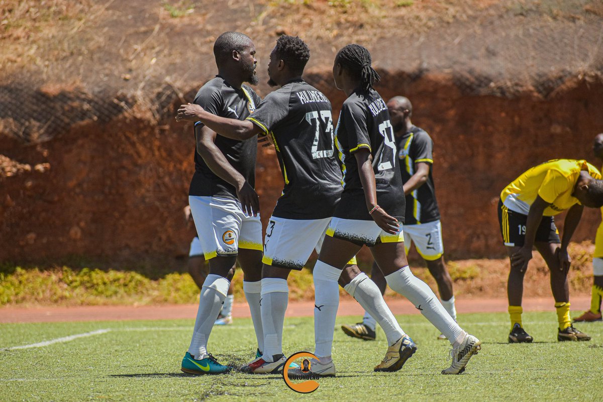 Charley Blackman...man of the moment draws attention of team mates. Don't mind the guy in the background; the heat is too much
#SubstanceOverHype
#IgaUfilisike
#KulundengOriginal