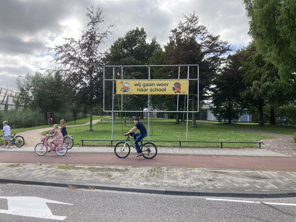 De zomervakantie is omgevlogen. We mogen weer…! Deze week gaat de jeugd weer naar school. In opstartweken gebeuren helaas veel ongevallen met scholieren. Staan jij en ik er als weggebruiker bij stil? Wees alert en pas je snelheid aan! Fijne (werk)week. #wijgaanweernaarschool