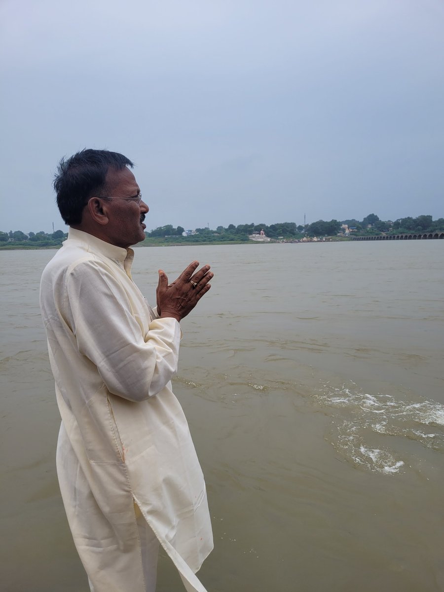 diwansinghpatel's tweet photo. #राम_राम
शीतल सी, मनोरम सी,
उमंग से भर देती है,
नर्मदा मां हर ख्वाहिश पूरी कर देती हैं..!!
नर्मदे हर..!!
#नर्मदे #नर्मदे_हर #bjp4pansemal #bjp4barwani #bjp4india #bjp4mp #bjpmadhyapradesh #khalghat #pansemal #khetia #niwali #palsud #MPElection2023 #diwansinghpatel4bjp https://t.co/O7FobSnexR
