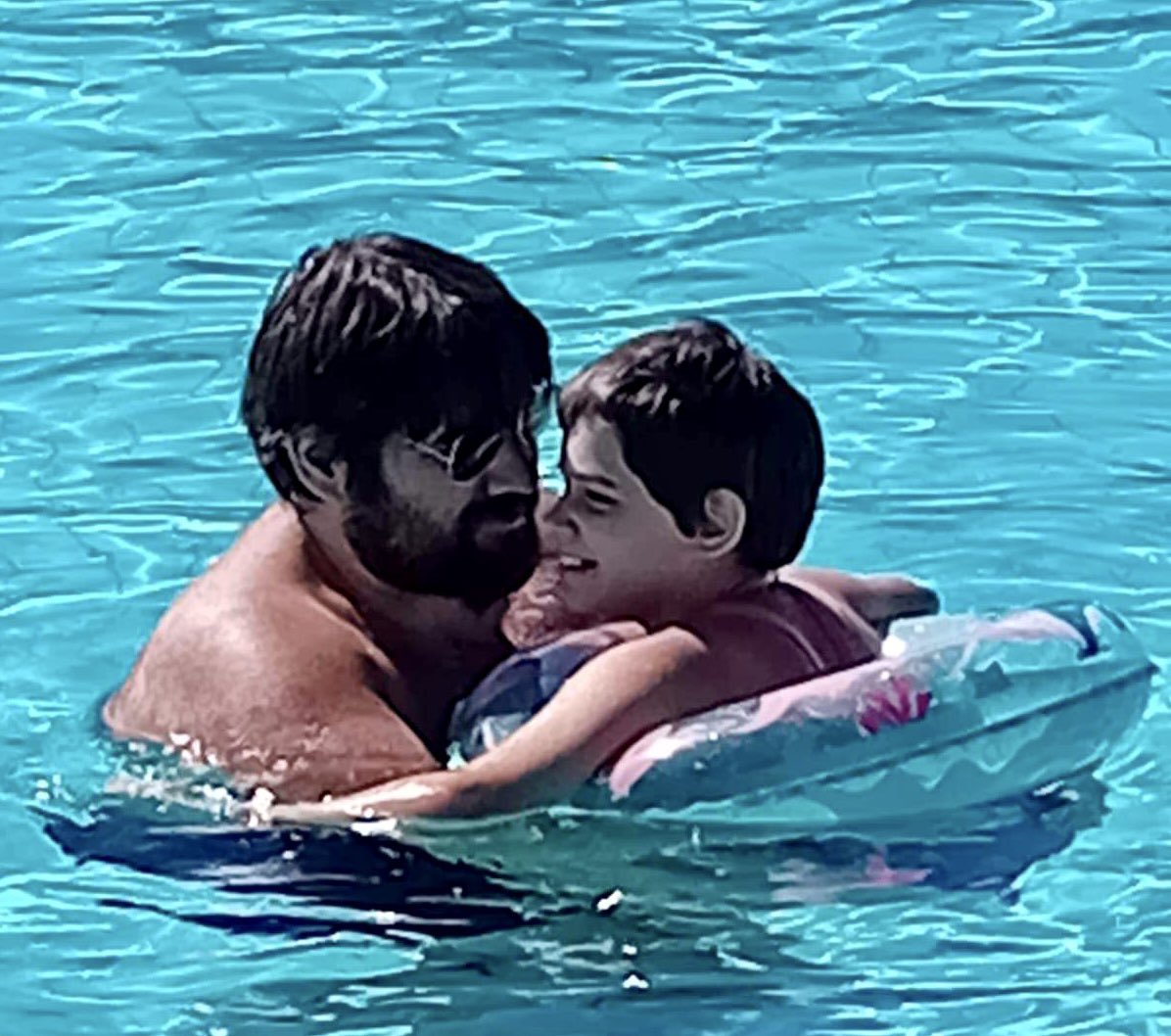 davidefaraone's tweet photo. “Mia figlia Emily è autistica, e giocando con lei mi sono reso conto dell’importanza del contatto umano e delle relazioni per il suo benessere. Cercando in Rete ho trovato poche iniziative sul tema, più che altro circoscritte alle singole realtà associazionistiche locali: ho quindi pensato di creare un network dedicato all’autismo, che potesse essere d’aiuto per le famiglie”.

Lui è Gabriele Pagliaro e ha creato PlayAut, una rete inclusiva per aiutare le famiglie, è un social network che dà voce a una community in continua crescita, è un luogo di aggregazione e di condivisione di esperienze e progetti. 
Grazie a questa rete di famiglie è stata creata la “PlayAut Map”, la prima mappa europea di punti autism friendly , facilitando così le famiglie  dei ragazzi che fanno parte di questo mondo. Dai viaggi, agli alberghi, alle palestre e molto altro.

PlayAut oggi è più che una Rete, che ha pure portato alla nascita a Ponte San Pietro di “La Nuova Tessera”, il primo centro ricreativo supervisionato da PlayAut. 
Uno spazio di inclusione e condivisione, con formazione, multimedialità, spazio di co-working grazie anche a Google  che ha deciso di investire e al Comune di Ponte San Pietro. 

Fare è il verbo più bello che possa esistere, fare insieme è perfezione.
Bravi tutti. Offrire e supportare significa progredire.