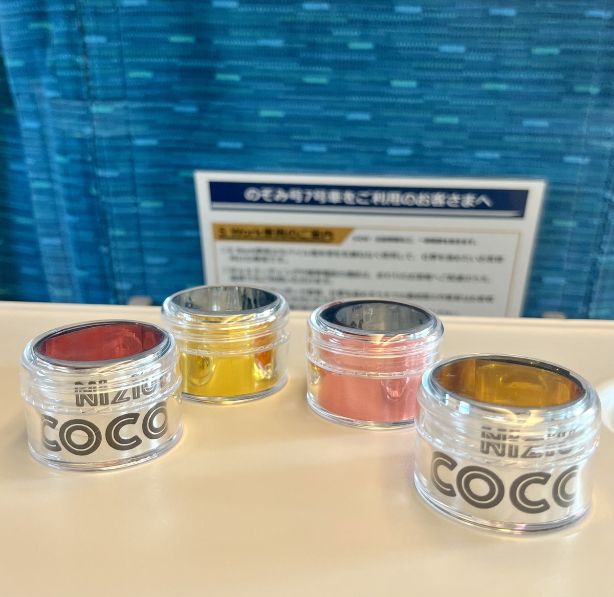 NiziU__ChirO's tweet photo. NiziU銀テにぴったし🥥

セリアのビューティーケース https://t.co/eRHzHSi14I