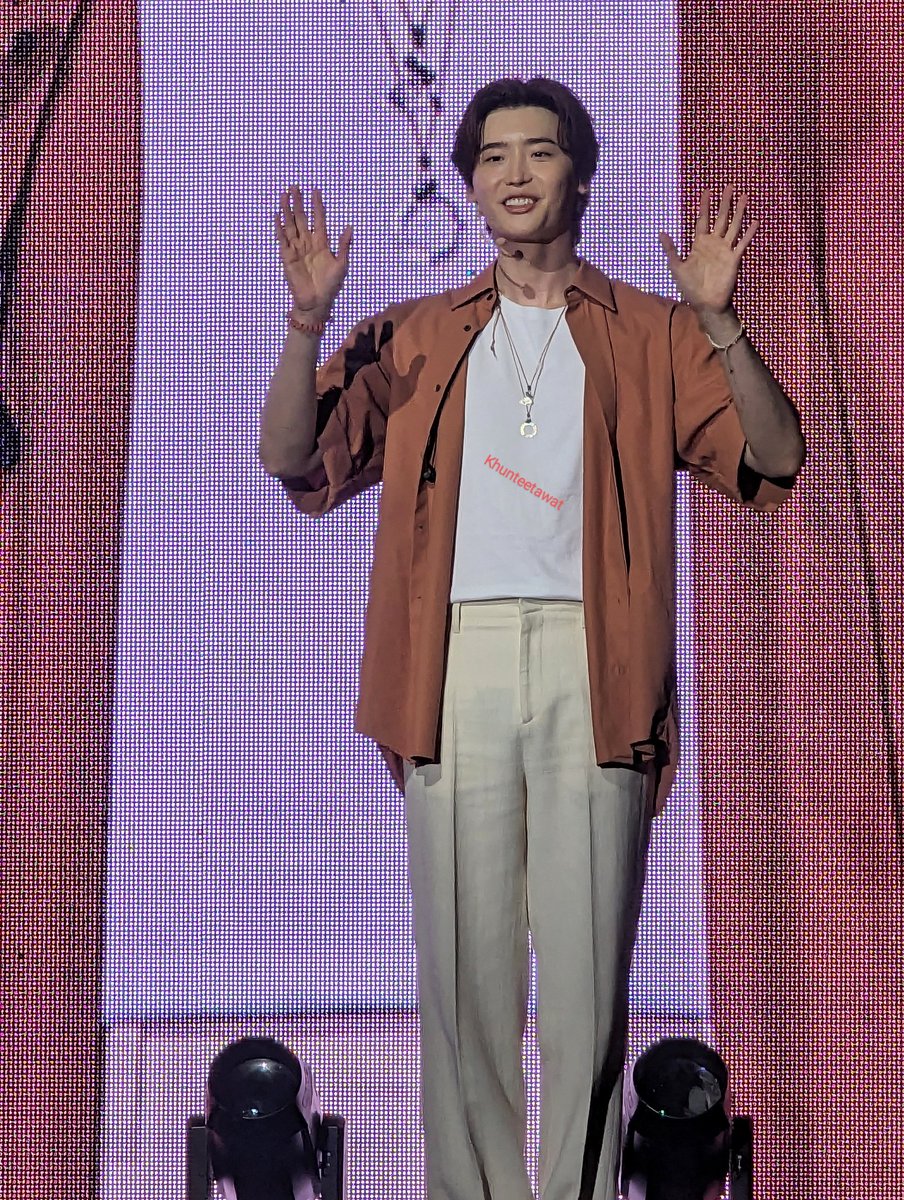 KhunOteetawat's tweet photo. #LJSinBKK #LJSinBKK #Bodi #LeeJongSuk
#LEEJONGSUK2023FANMEETINGTOUR
#이종석 #Fanmeeting #tour #Dear_My_With #LJS_DearMyWith https://t.co/BwG1okgeGI