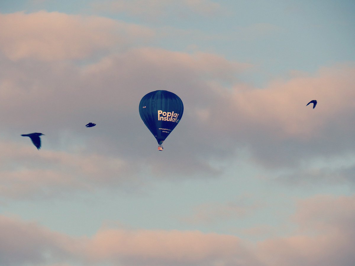 nishaparmar191's tweet photo. Last night passing by @nbf @metoffice #northamptonballoonfestival #northants #hotairballons #balloonfestival #viewsathome https://t.co/fAtDojw0qy