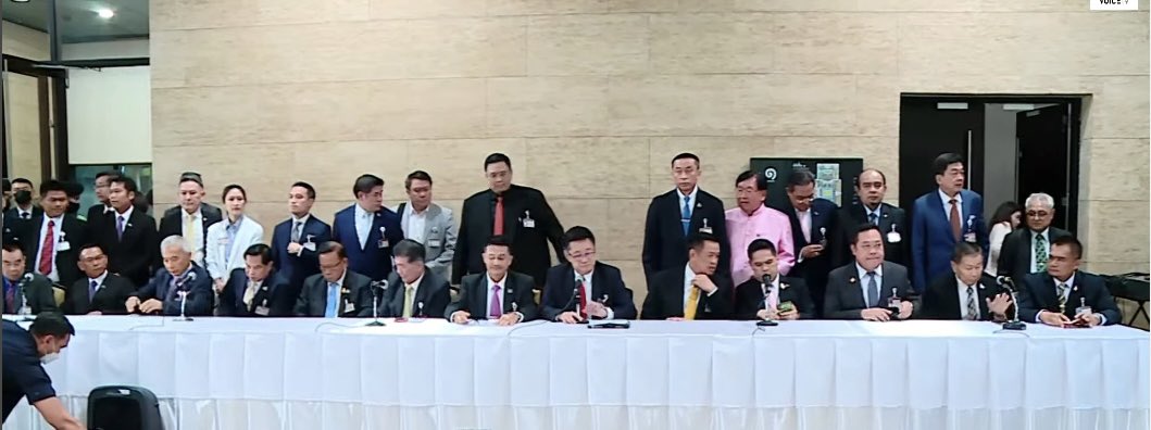 suthichai's tweet photo. ด่วน! ‘เพื่อไทย’ นำแถลงข่าวจัดตั้งรัฐบาล 11 พรรคการ 314 เสียงอย่างเป็นการ ณ โถงกลางชั้น 1 อาคารรัฐสภา แถลงแบ่งจำนวนเก้า ครม. แต่ละพรรคด้วย!

โดยมีรายละเอียดคือ:

1.ตั้งรัฐบาล ไม่แก้ม.112 ไม่มี ก้าวไกล ร่วม 
2.เสนอชื่อ เศรษฐา ทวีสิน เป็น นายกคนที่30 
3.รวม 314 เสียง 11 พรรคการเมือง 
ภท.ได้รมว.4กระทรวง รมช. 4 ตำแหน่ง 
พปชร. ได้รมว. 2 กระทรวง รมช. 2 ตำแหน่ง 
รทสช. รมว. 2 กระทรวง รมช. 2 ตำแหน่ง
ชทพ. รมว. 1 กระทรวง
ประชาชาติ รมว. 1 กระทรวง
พท. รมว. 8 กระทรวง รมช. -รมต.-นายกฯ 9 ตำแหน่ง