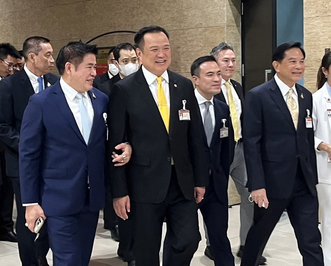 suthichai's tweet photo. ด่วน! ‘เพื่อไทย’ นำแถลงข่าวจัดตั้งรัฐบาล 11 พรรคการ 314 เสียงอย่างเป็นการ ณ โถงกลางชั้น 1 อาคารรัฐสภา แถลงแบ่งจำนวนเก้า ครม. แต่ละพรรคด้วย!

โดยมีรายละเอียดคือ:

1.ตั้งรัฐบาล ไม่แก้ม.112 ไม่มี ก้าวไกล ร่วม 
2.เสนอชื่อ เศรษฐา ทวีสิน เป็น นายกคนที่30 
3.รวม 314 เสียง 11 พรรคการเมือง 
ภท.ได้รมว.4กระทรวง รมช. 4 ตำแหน่ง 
พปชร. ได้รมว. 2 กระทรวง รมช. 2 ตำแหน่ง 
รทสช. รมว. 2 กระทรวง รมช. 2 ตำแหน่ง
ชทพ. รมว. 1 กระทรวง
ประชาชาติ รมว. 1 กระทรวง
พท. รมว. 8 กระทรวง รมช. -รมต.-นายกฯ 9 ตำแหน่ง
