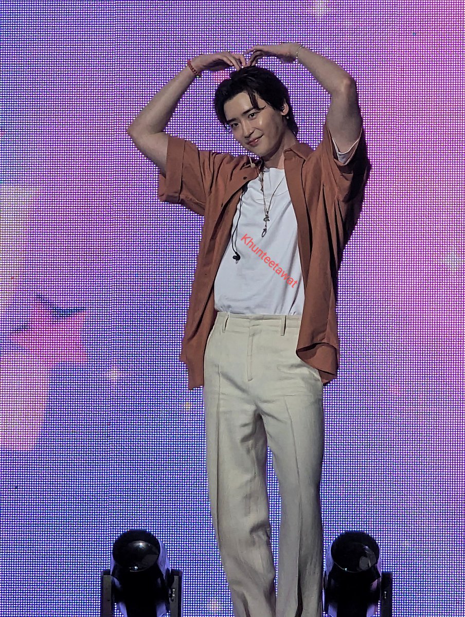 KhunOteetawat's tweet photo. #LJSinBKK #LJSinBKK #Bodi #LeeJongSuk
#LEEJONGSUK2023FANMEETINGTOUR
#이종석 #Fanmeeting #tour #Dear_My_With #LJS_DearMyWith https://t.co/eVpjn1ZWAw