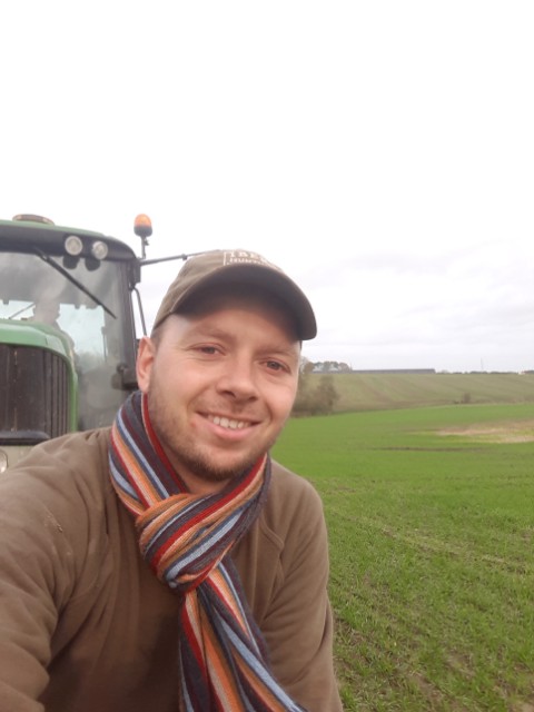 EnviAgri's tweet image. Her er Allan. Han er landmand og ville gerne lave et minivådområde allerede i 2018. Det måtte han ikke, for vandplanerne viste, at der slet ikke var behov. Men nye vandplaner hæver nu indsatskravet 700 pct. Hvilke planer skal vi tro på? #landbrug #dkhav #dkgreen