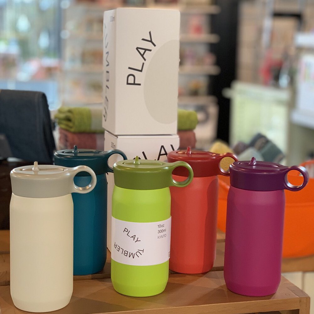 ALTSTYLE_shop's tweet photo. 丈夫で優れた
保冷効果のある二重構造
丸みのある
口当たりのいい飲み口と
持ち運び易いハンドル付きで
いつでも気軽に
水分補給できちゃいますよ♬
#プレイタンブラー #playtumbler #二重構造 #保温保冷 #kinto #水分補給 #スパウトタイプ #カラフル #ポップ #colorfully #秋の行楽 #季節を楽しむ https://t.co/cJ62EHGs9r