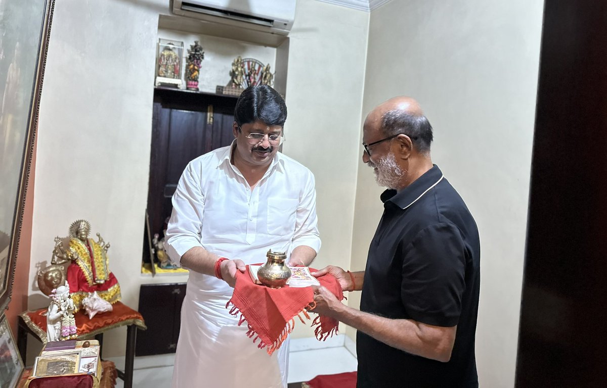 रामायण में 'थलाइवा' @rajinikanth का स्वागत करने का सौभाग्य मिला।वे देश के सबसे बड़े महानायक हैं लेकिन केवल फिल्म जगत में ही नहीं अध्यात्म और भक्ति के क्षेत्र में भी वे उन्नत अवस्था में हैं। उन्हें बाबा विश्वनाथ की विभूति, दिनकर जी की रश्मिरथी और गोमुख का गंगाजल सादर भेंट किया।