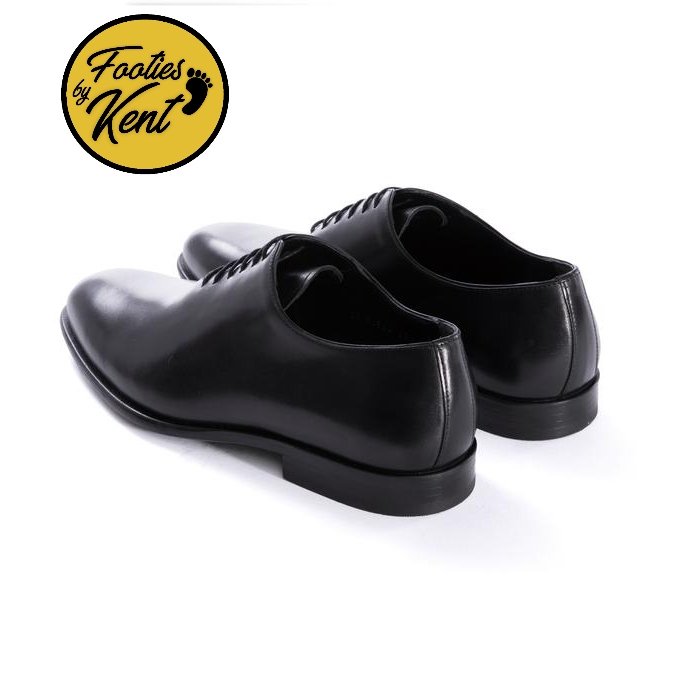 Our best selling Wholecut Oxford 🔥🔥🔥🔥🔥🔥🔥 A sleek and stylish shoe that is perfect for formal occasions. Made from a single piece of leather, this shoe is both elegant and highly sought-after. Price: ₦22,000