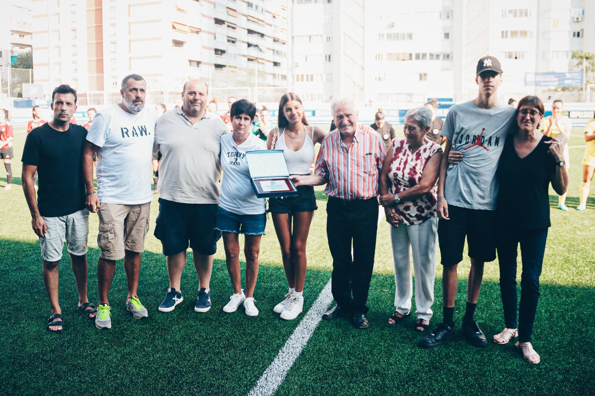 🏆 Memorial Carles Capella
🏆 Memorial Fina Serrano

🫶🏽 Carles, Fina, sempre als nostres cors!

#futbolcat #futfemcat #ViladeGràcia #SagradaFamília