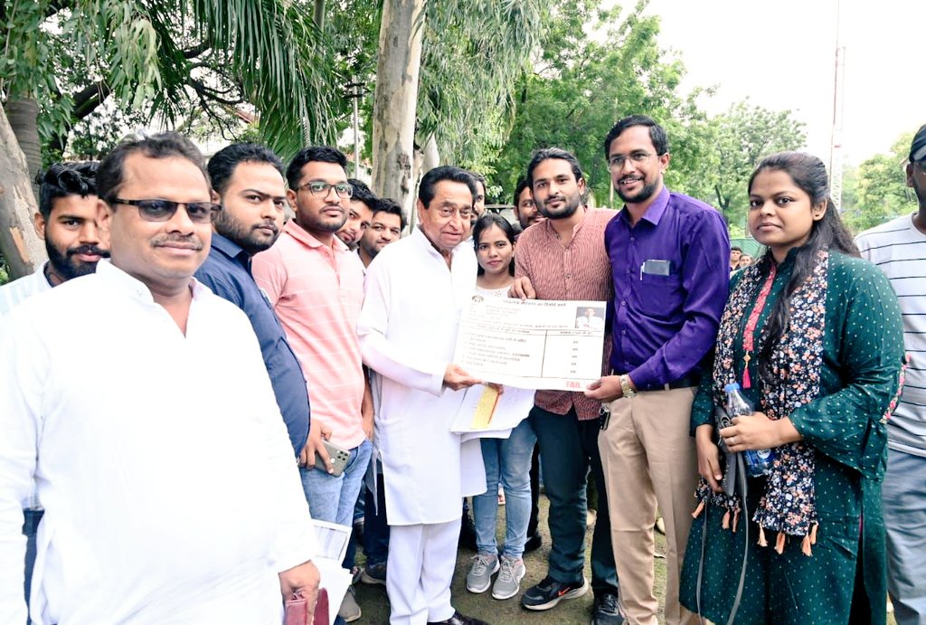 Ravi_NSUI_Mp's tweet photo. आज चयनित सब इंजीनियर की मांगों को लेकर पूर्व मुख्यमंत्री श्री कमलनाथ जी से मुलाकात कर , सब इंजीनियर की परीक्षा में हुई गड़बड़ी से अवगत करवाया । 

मा. कमलनाथ जी ने आश्वासन दिया कि कांग्रेस की सरकार बनेंगी तो किसी के साथ अन्याय नहीं होगा ।।

@OfficeOfKNath 
@nsui @NSUIMP https://t.co/dW7iEpgld0