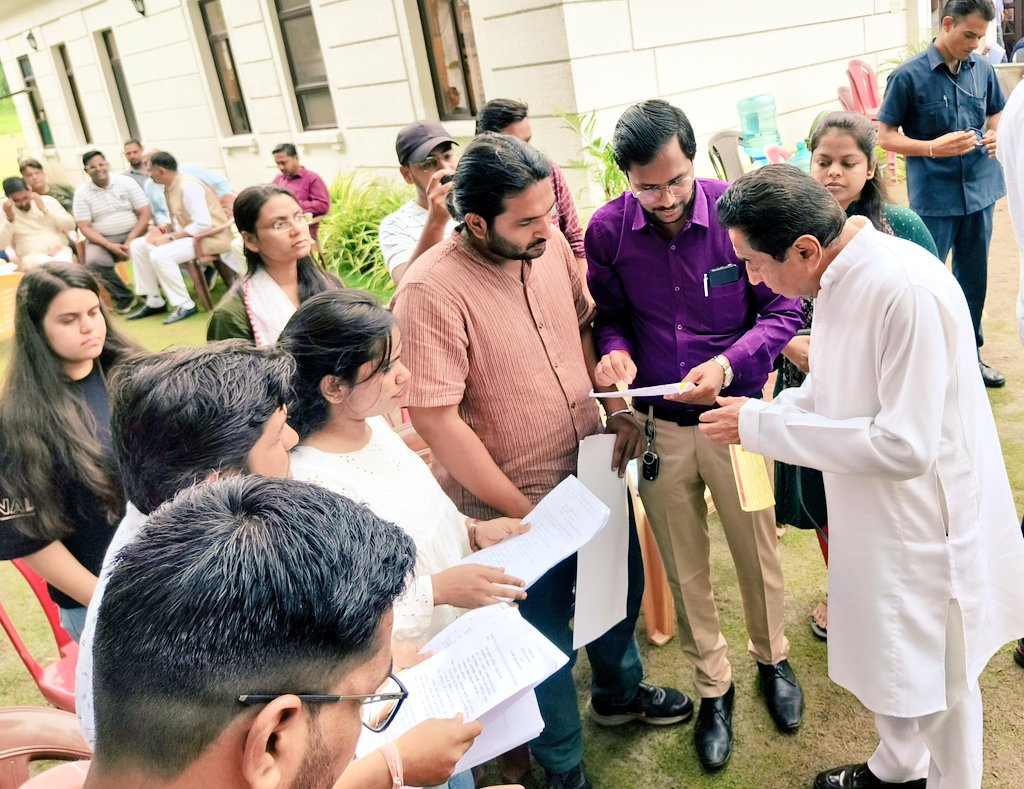 Ravi_NSUI_Mp's tweet photo. आज चयनित सब इंजीनियर की मांगों को लेकर पूर्व मुख्यमंत्री श्री कमलनाथ जी से मुलाकात कर , सब इंजीनियर की परीक्षा में हुई गड़बड़ी से अवगत करवाया । 

मा. कमलनाथ जी ने आश्वासन दिया कि कांग्रेस की सरकार बनेंगी तो किसी के साथ अन्याय नहीं होगा ।।

@OfficeOfKNath 
@nsui @NSUIMP https://t.co/dW7iEpgld0