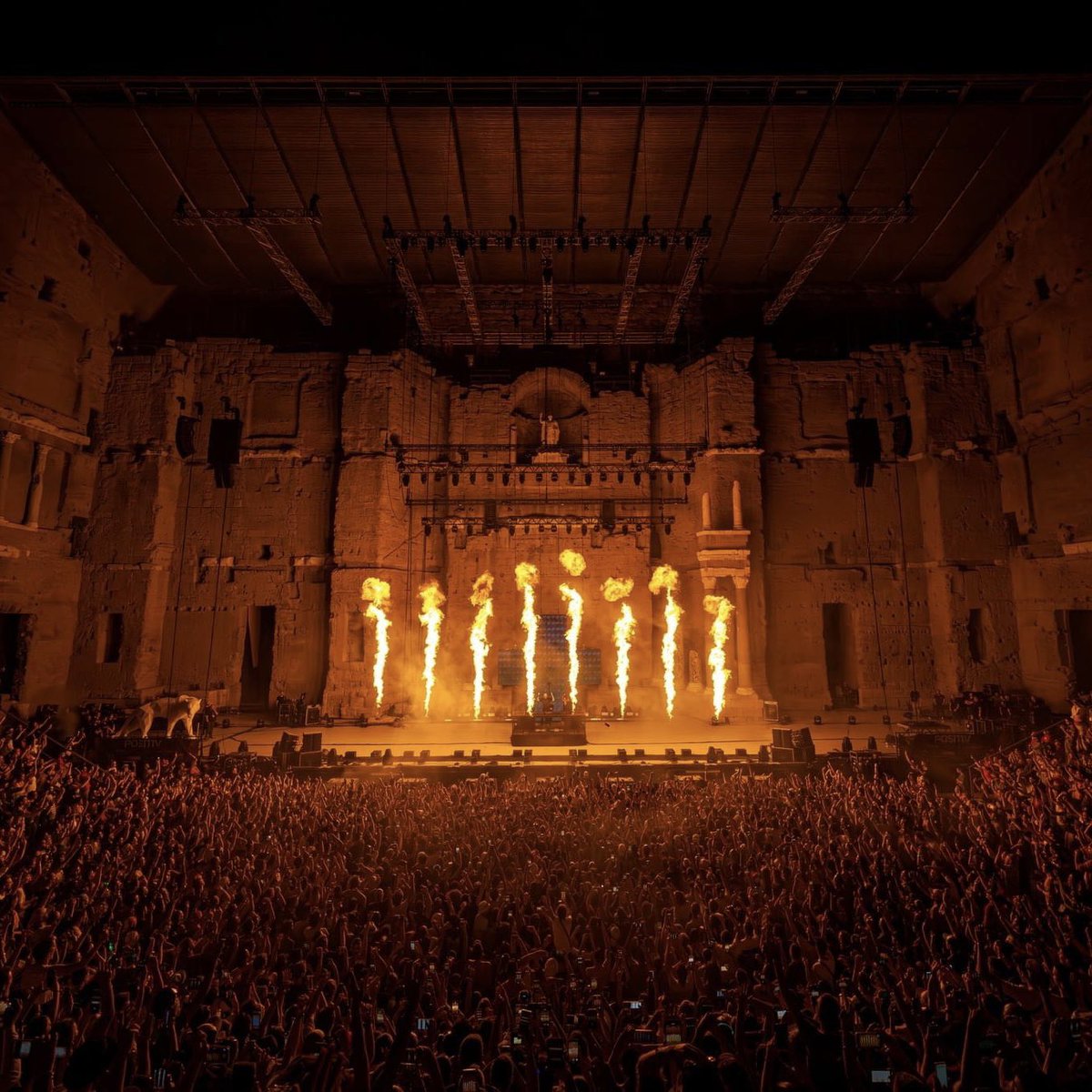 Guettapen's tweet photo. L’impressionnante image du show de @MartinGarrix hier soir au Théâtre Antique d’Orange pour le @POSITIVfestival 2023 😳 https://t.co/zL0UTSX012