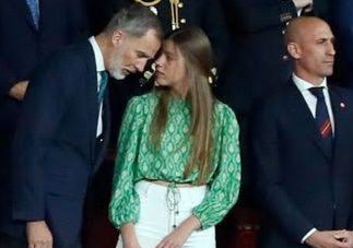- Parece que van a ganar los chochetes eeh, hehehehe.
- Papá, ¿quién es este señor y porque todavía está vivo?