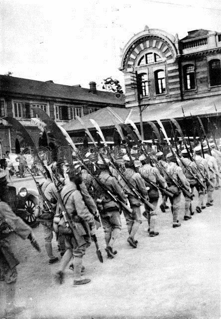 Guandao 关刀 troops part of Zhang Xueliang's army march in Beijing during the Central Plains War, a pivotal part of the Warlord Era and modern Chinese history as a whole.  1929-1930
#ChineseHistory