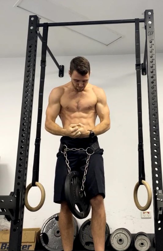 ZakJackPT's tweet photo. There's one huge mistake people who are starting their fitness journey make:

They put themselves in a box.

They identify with only ONE style of training.

They only lift weights,

Only do calisthenics,

Only do cardio.

Unless you're an elite athlete, combining different training styles is most optimal for the average person. 

Not only will you be a more capable human, your body will be more resilient and you will never get bored of your training.

Although my main focus is calisthenics, I also incorporate weights, running, and cycling into my routine. 

It never helps you to be dogmatic about other styles of training.

So I challenge you,

If you're a gym junkie, take yourself outside for a jog.

Or if you're a cardio fanatic, consider hitting the weights a couple of times a week.

You won't regret becoming a more physically capable person.