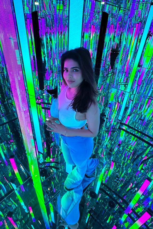 F4CYWbdbEAAo-FA?format=jpg&name=900x900