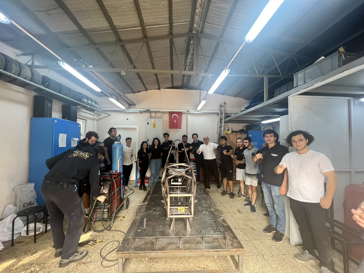 Yeni aracın ilk kaynağını yaptık. Ve bir kez daha anladık ki, birlikte çalıştığınız için bir takım olmazsınız, birbirinize güvendiğiniz, saygı duyduğunuz ve değer verdiğiniz için bir takım olursunuz.
@YtuRacing takım kelimesinin sözlükteki karşılığıdır. 
#KulüpleriyleLiderYTÜ