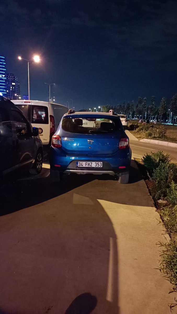 Bir örnek sadece daha nicesi var bu gibi her Akşam Bakırköy -Yenikapı yönünde bisiklet yolundaki manzara bu trafiğe karışmadan sürülecek tek rotamız burası ne yapmamız gerek  acaba???<a href="/IBB_Bisiklet/">İBB Bisiklet</a> <a href="/IBBcozummerkezi/">İBB Çözüm Merkezi</a> <a href="/ibbgsm/">İBB Gençlik ve Spor</a>