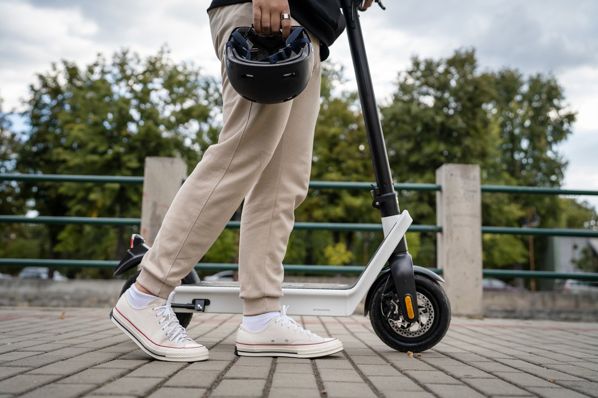 DGTes's tweet photo. Los patinetes y #VMP (con 1 o más ruedas y 1 plaza) son considerados vehículos a todos los efectos y están obligados a cumplir las normas de circulación, como hacen coches y #motos. 

👉Quedan excluidos los vehículos para personas con movilidad reducida.

#ConducciónResponsable https://t.co/1JGDt17FdY