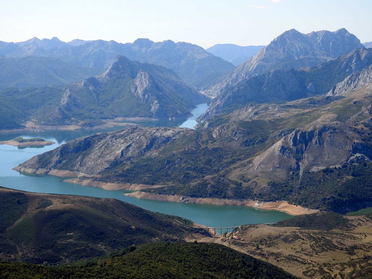 jsuarezgarmon's tweet photo. Pantano de Riaño, Gilbo, Peñas las Pintas y, al fondo, la Sierra de los Villares, desde el Pico Pandián... Una imagen vale más que mil palabras, buenos días. https://t.co/RAifPcFXhZ
