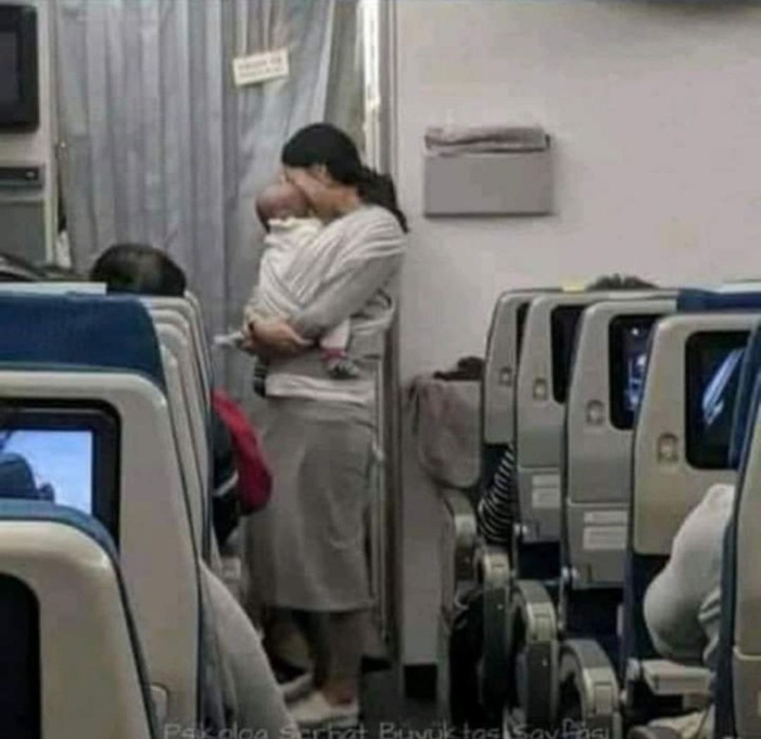 ✨ Au cours d'un vol de 10 heures qui se dirigeait de Séoul, en Corée, vers San Francisco, aux États-Unis, cette mère de famille a distribué à plus de 200 passagers de l'avion un sac plastique pour chacun. 

Le sac contenait des bonbons, des chewing-gums et des bouchons
