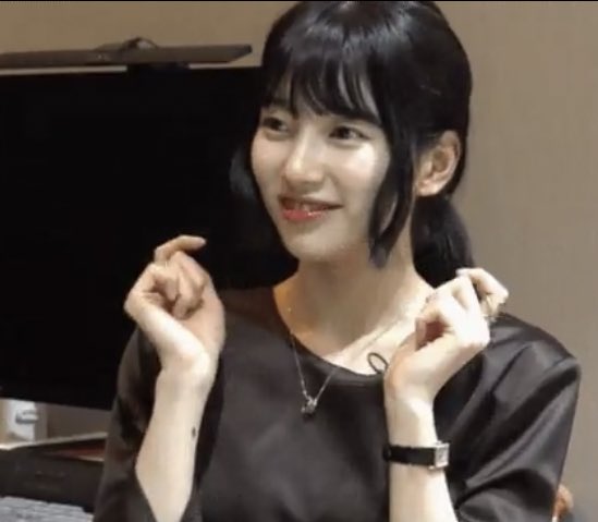 SEUNGM1NE's tweet photo. ahhh apparently a member told lee know about “suzy’s flirting way” and lee know did so he was smiling like this but the other members asked why did he look like that😭😭😭😭 https://t.co/vey2DmwxEZ