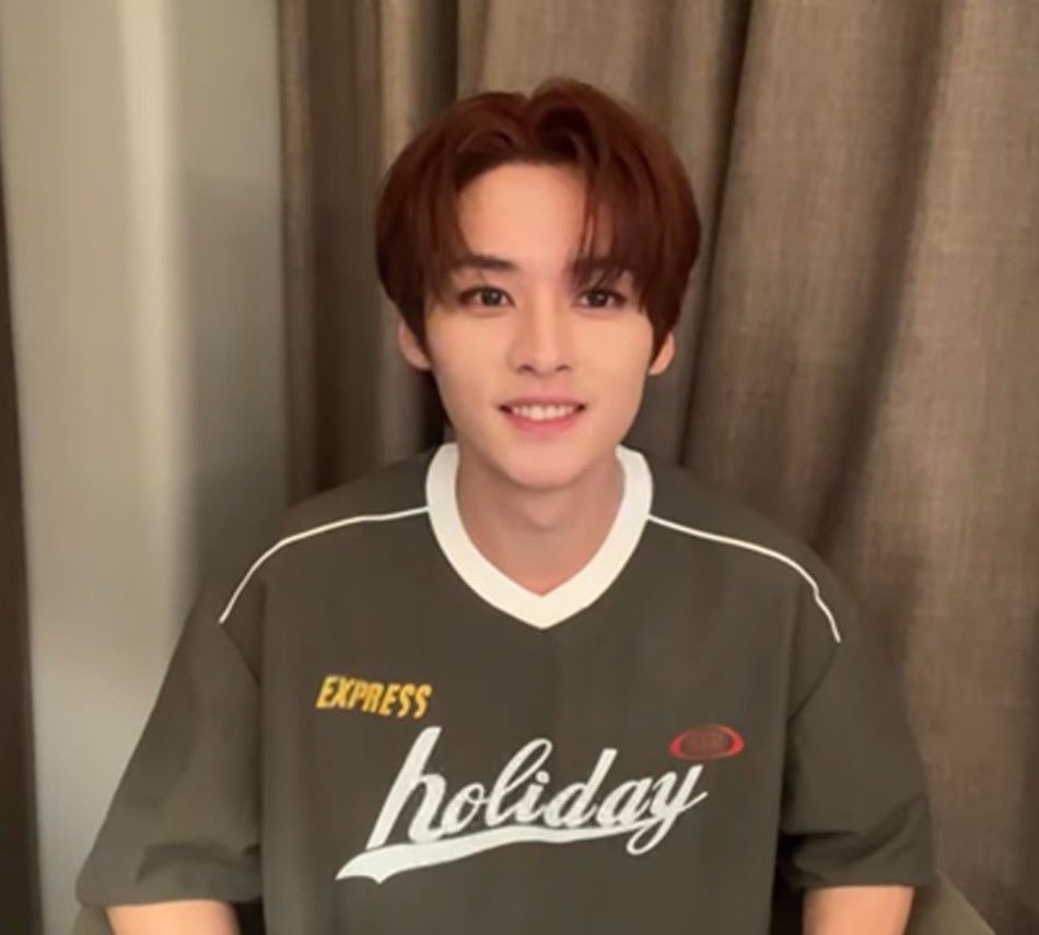 SEUNGM1NE's tweet photo. ahhh apparently a member told lee know about “suzy’s flirting way” and lee know did so he was smiling like this but the other members asked why did he look like that😭😭😭😭 https://t.co/vey2DmwxEZ