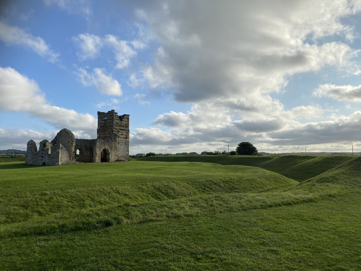 Yesterday I finally had the opportunity to visit an iconic site that’s intrigued me ever since I first saw a photo as a child in one of those ‘Mysteries of the Unexplained’ books: Knowlton, the church within a henge. But it’s a deeply misunderstood site (🧵)