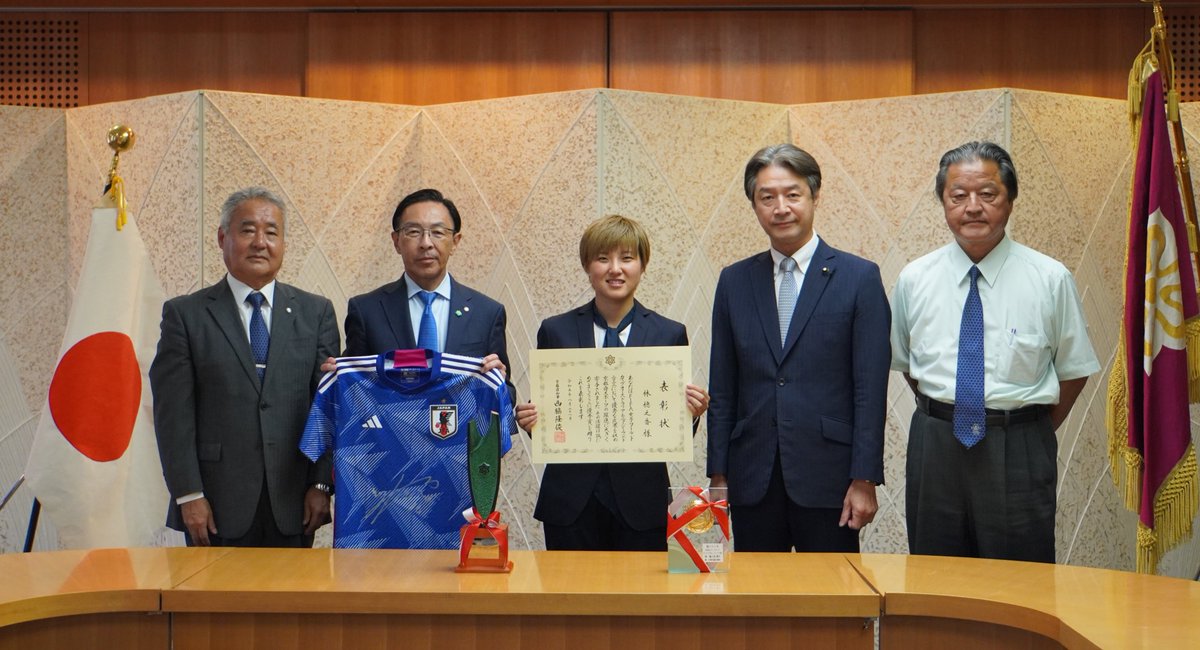 kyoto_sposhin's tweet image. ⚽️京都府スポーツ賞🏆
FIFA女子ワールドカップ2023においてベスト８を成し遂げられました #なでしこジャパン より、#林穂之香 選手が京都府スポーツ賞優秀賞受賞のため、来庁されました👏式では試合の感想や貴重な大会秘話もお話いただき、今後の益々のご活躍にも大注目です🔥🔥
#FIFAWWC2023  #JPN